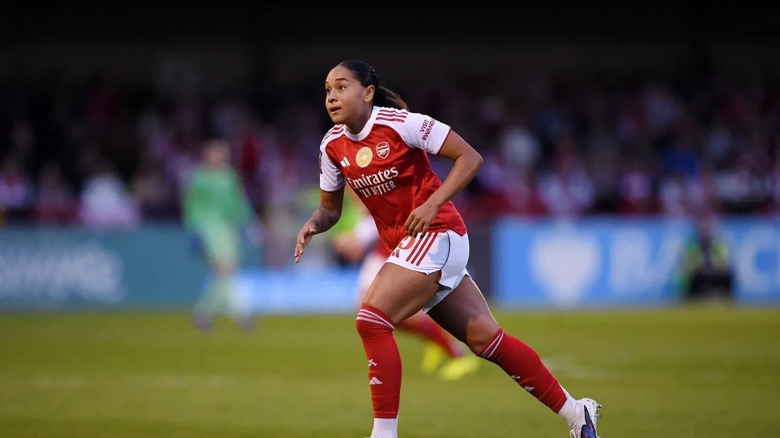 Joueuse d'Arsenal courant sur le terrain pendant un match Joueuse d'Arsenal courant sur le terrain pendant un match