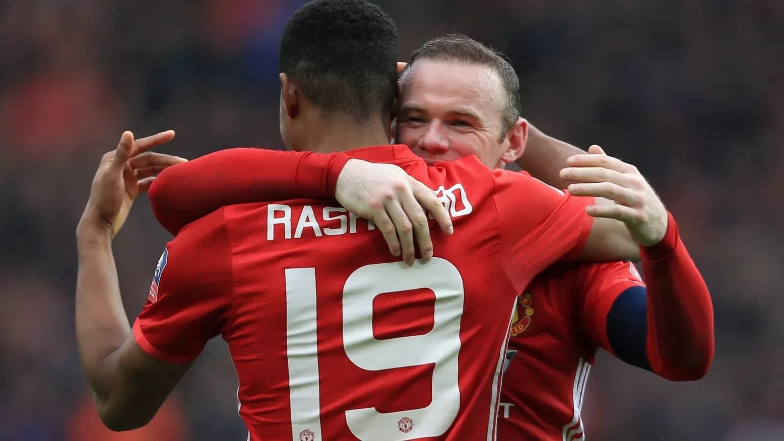 Joueurs de Manchester United se félicitant après un but Joueurs de Manchester United se félicitant après un but