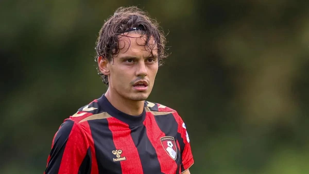 Joueur de football en maillot rouge et noir Joueur de football en maillot rouge et noir