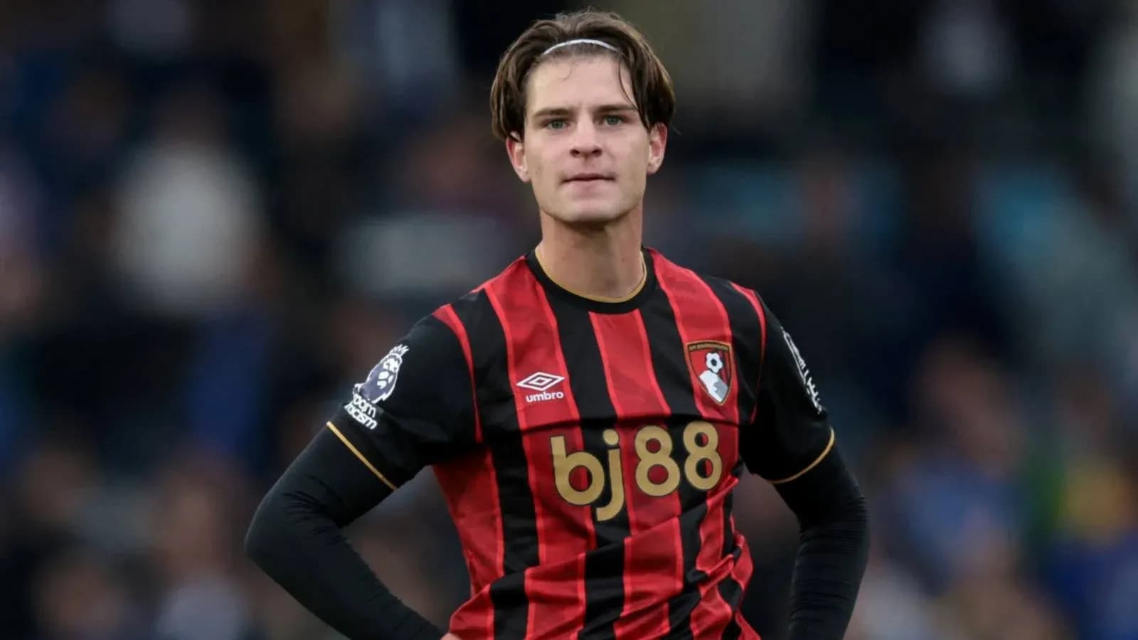 Joueur de Bournemouth en tenue de match sur le terrain Joueur de Bournemouth en tenue de match sur le terrain
