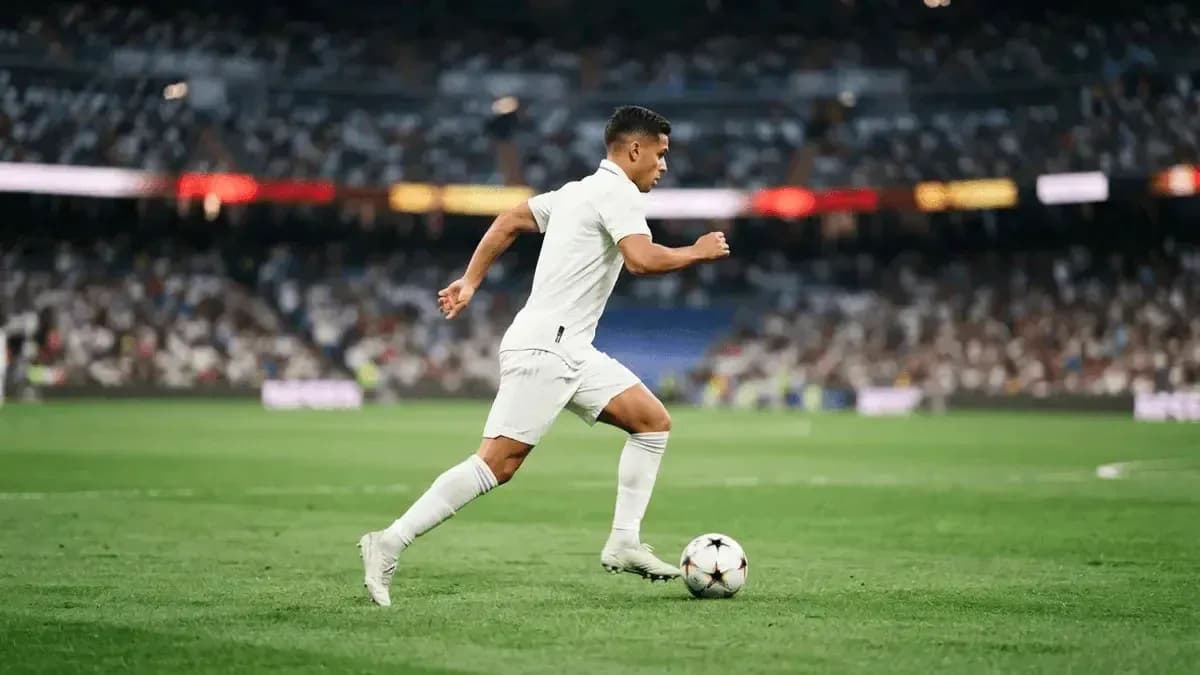 Joueur courant avec le ballon sur le terrain Joueur courant avec le ballon sur le terrain
