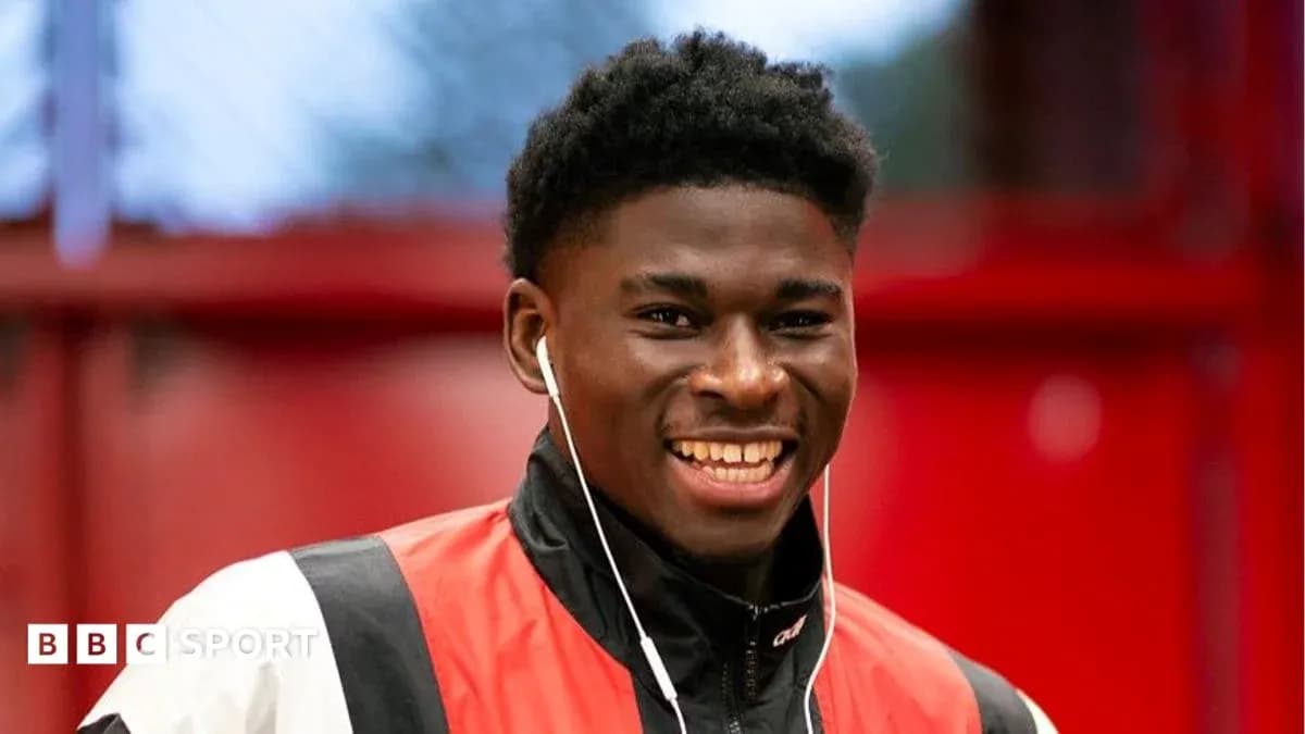 Joueur souriant avec des écouteurs à l'entraînement Joueur souriant avec des écouteurs à l'entraînement