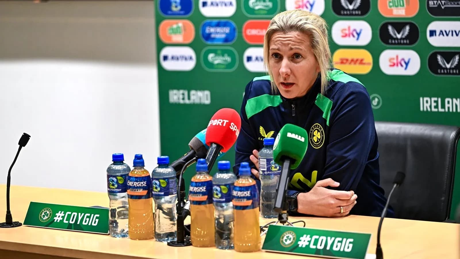 Entraîneur lors d'une conférence de presse en Irlande Entraîneur lors d'une conférence de presse en Irlande