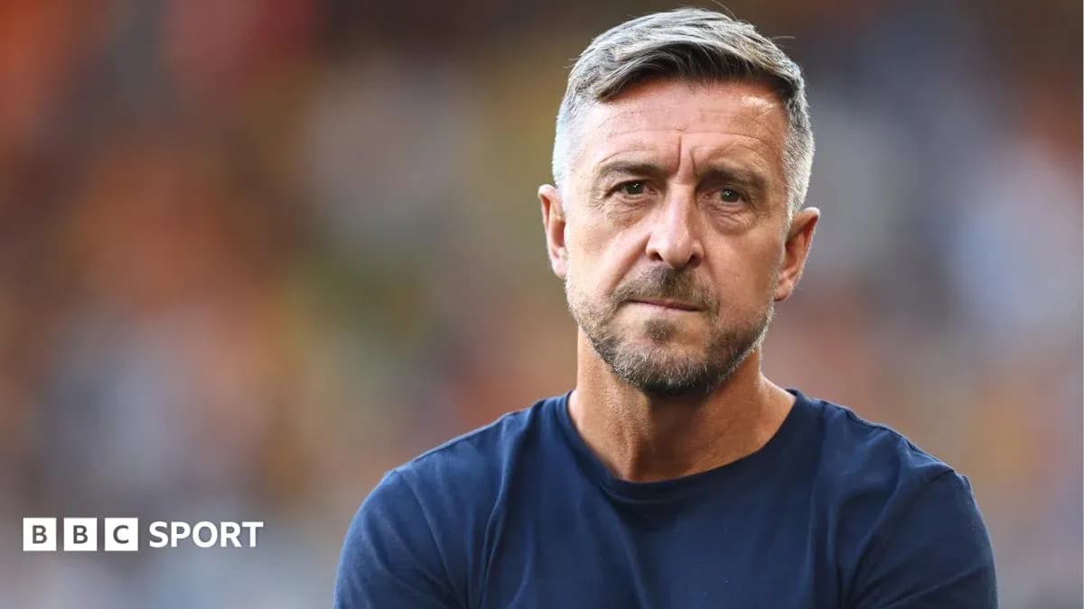 Entraîneur observant le match depuis la touche Entraîneur observant le match depuis la touche