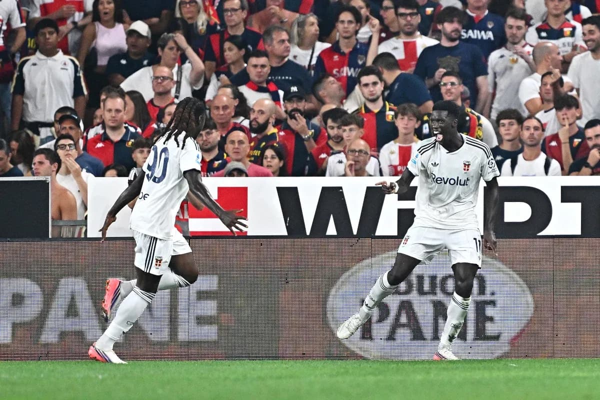 Deux joueurs célébrant un but lors du match Deux joueurs célébrant un but lors du match