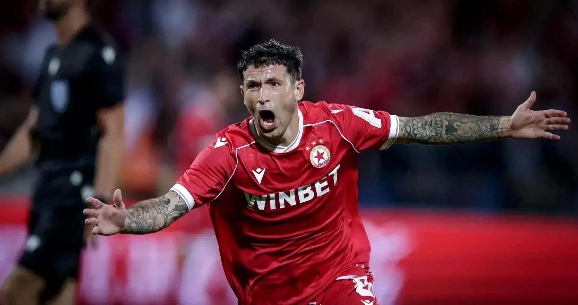 Joueur célébrant un but pour FK Crvena Zvezda Joueur célébrant un but pour FK Crvena Zvezda
