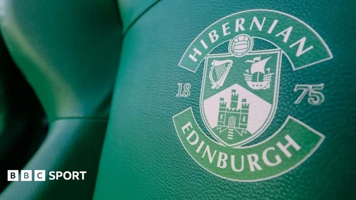 Logo d'Hibernian FC sur siège vert Logo d'Hibernian FC sur siège vert