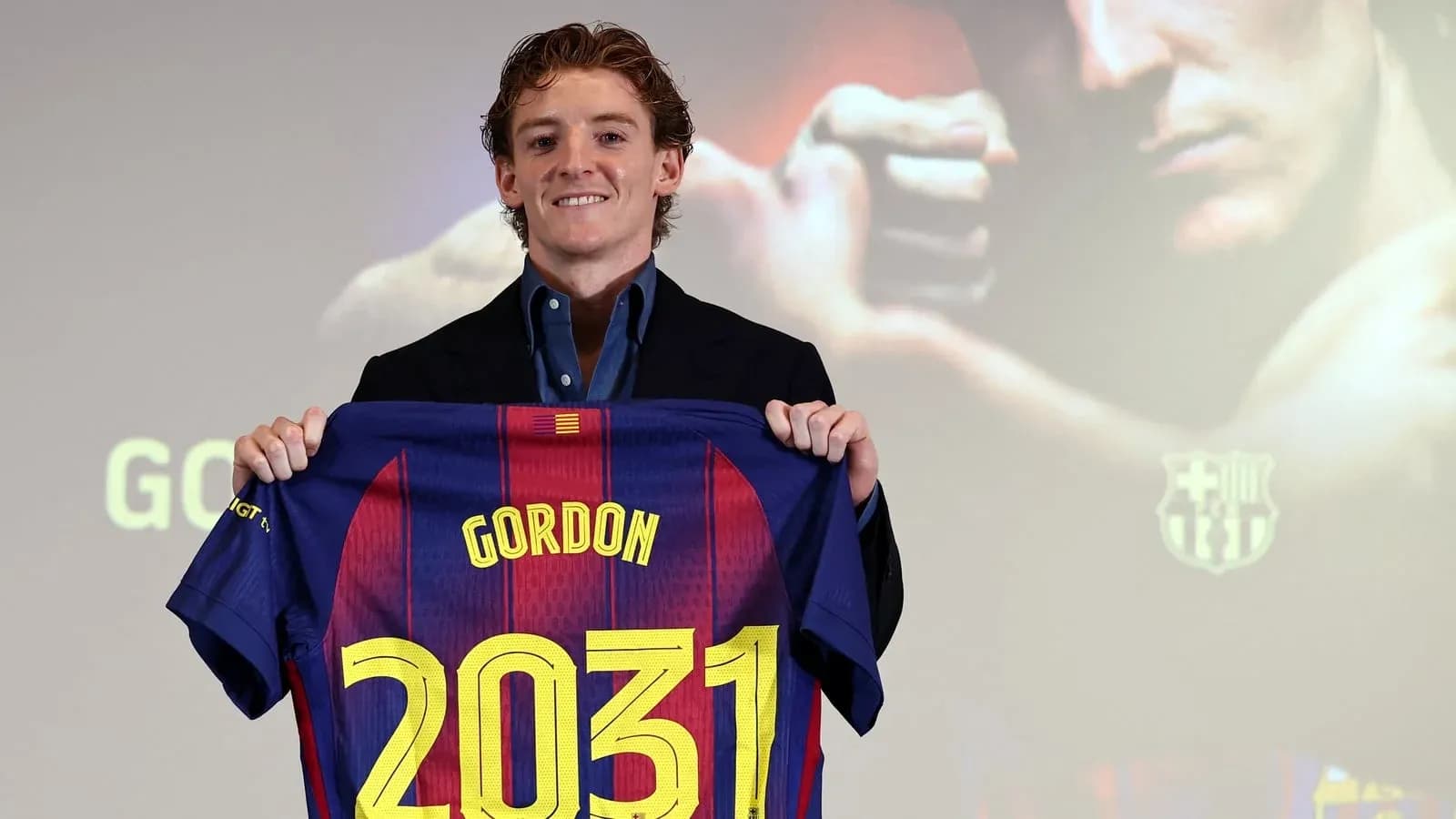 Joueur présentant le maillot de Barcelone avec le numéro 2031 Joueur présentant le maillot de Barcelone avec le numéro 2031