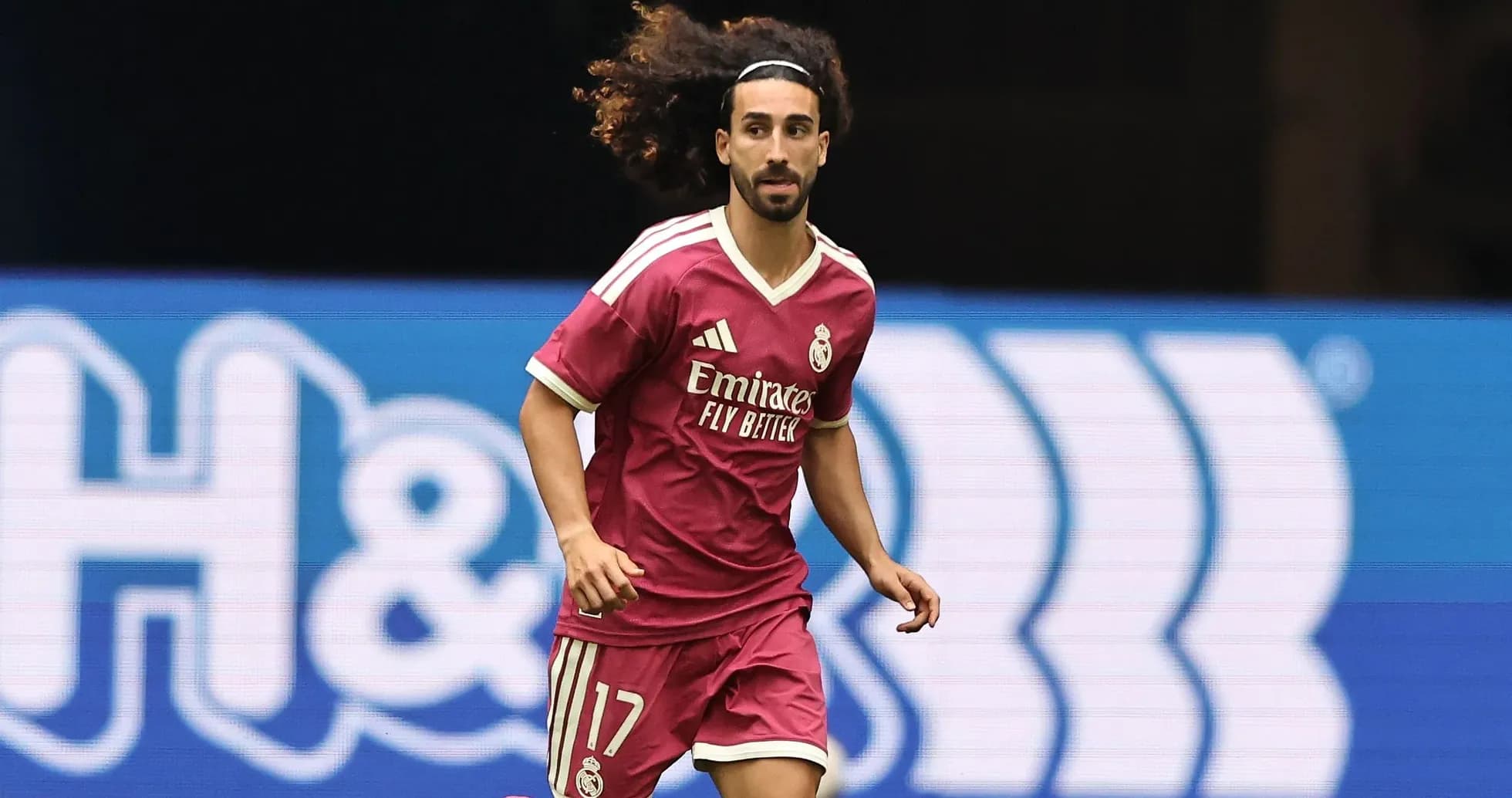 Joueur du Real Madrid courant sur le terrain Joueur du Real Madrid courant sur le terrain
