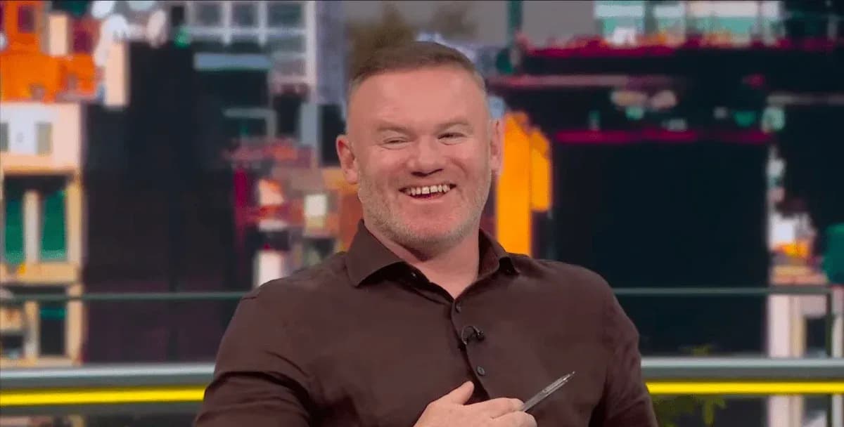 Homme souriant avec un stylo en main en studio Homme souriant avec un stylo en main en studio