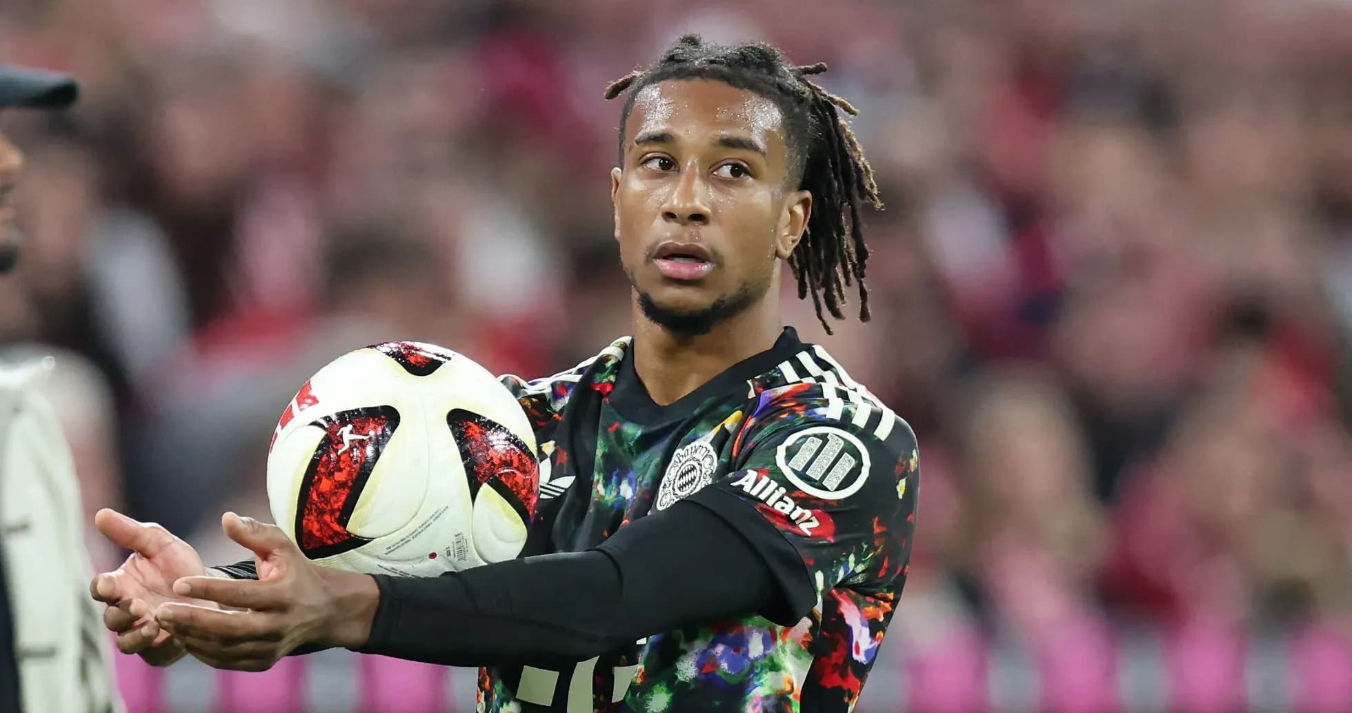 Joueur tenant un ballon sur le terrain de football Joueur tenant un ballon sur le terrain de football