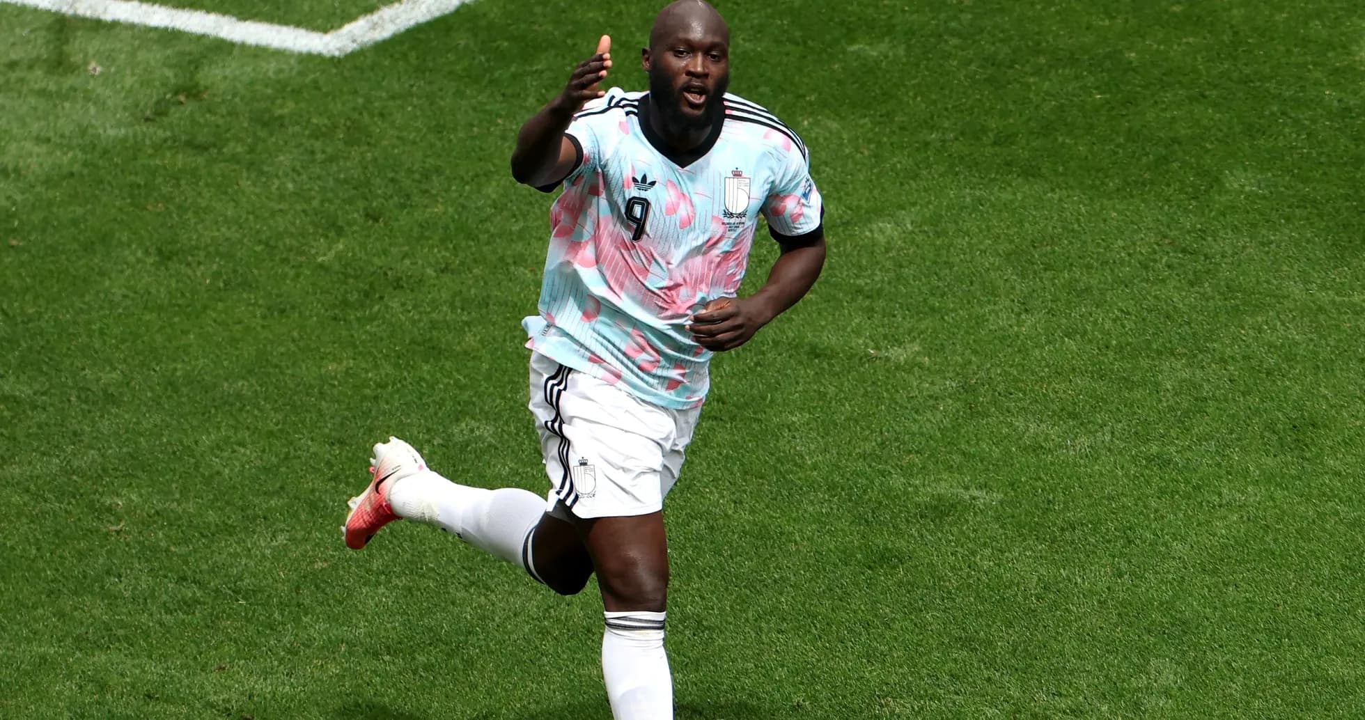 Joueur célébrant un but sur le terrain de football Joueur célébrant un but sur le terrain de football