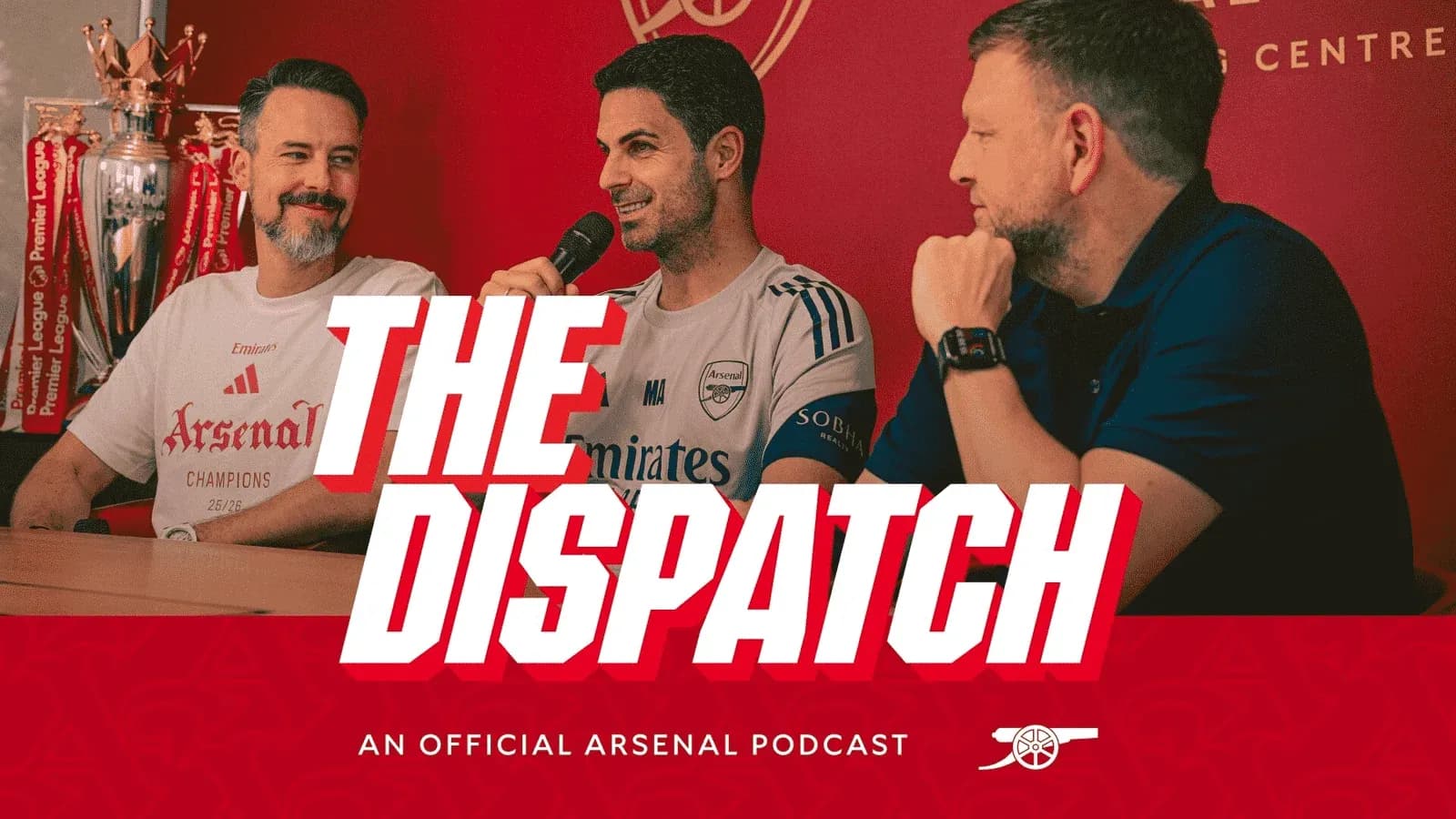 Trois hommes discutant lors d'un podcast officiel d'Arsenal Trois hommes discutant lors d'un podcast officiel d'Arsenal
