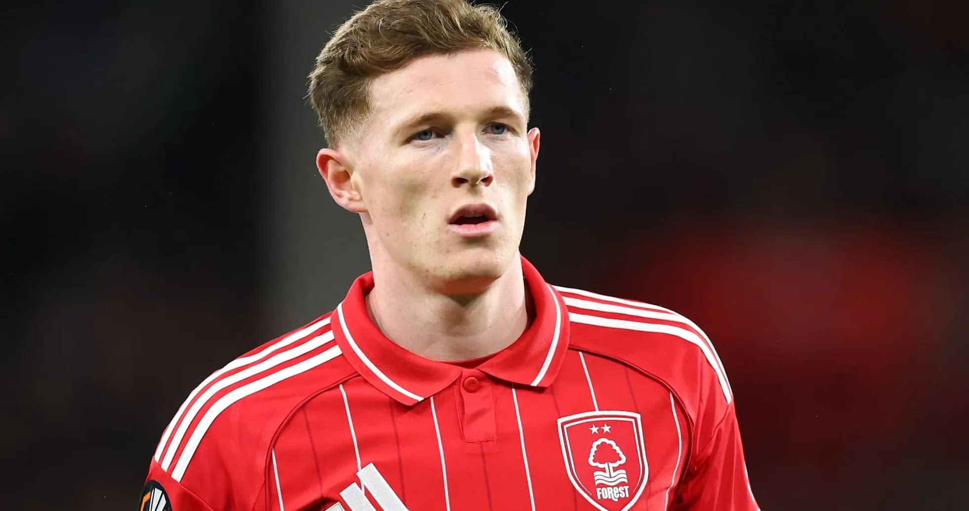 Joueur en maillot rouge de Nottingham Forest sur le terrain Joueur en maillot rouge de Nottingham Forest sur le terrain