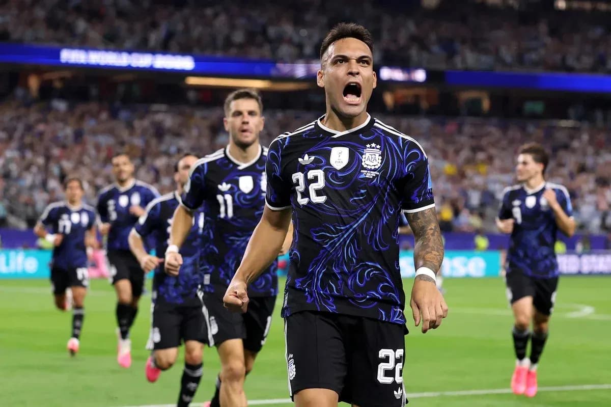 Joueur argentin célébrant un but avec coéquipiers Joueur argentin célébrant un but avec coéquipiers