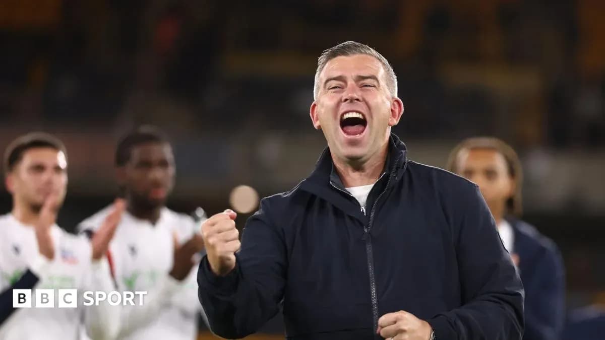 Entraîneur célébrant une victoire avec l'équipe Entraîneur célébrant une victoire avec l'équipe