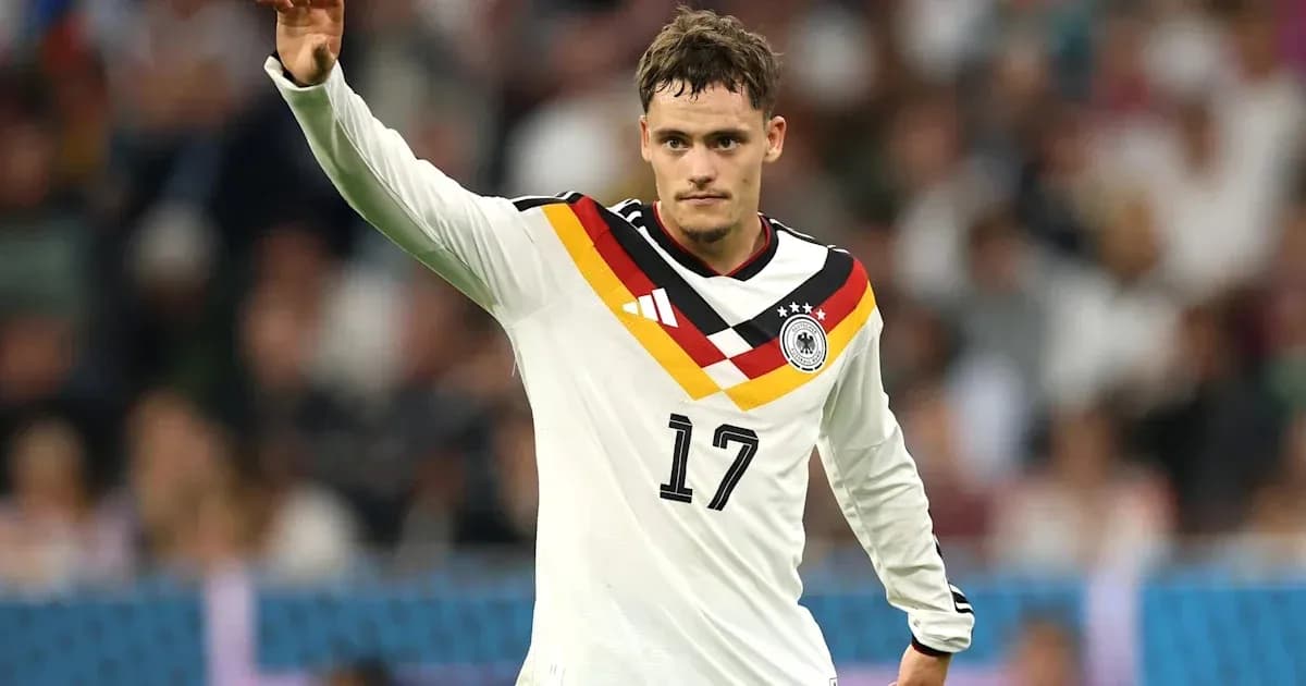 Joueur allemand levant la main sur le terrain Joueur allemand levant la main sur le terrain