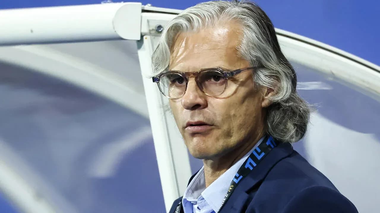 Entraîneur observant le match depuis le banc Entraîneur observant le match depuis le banc
