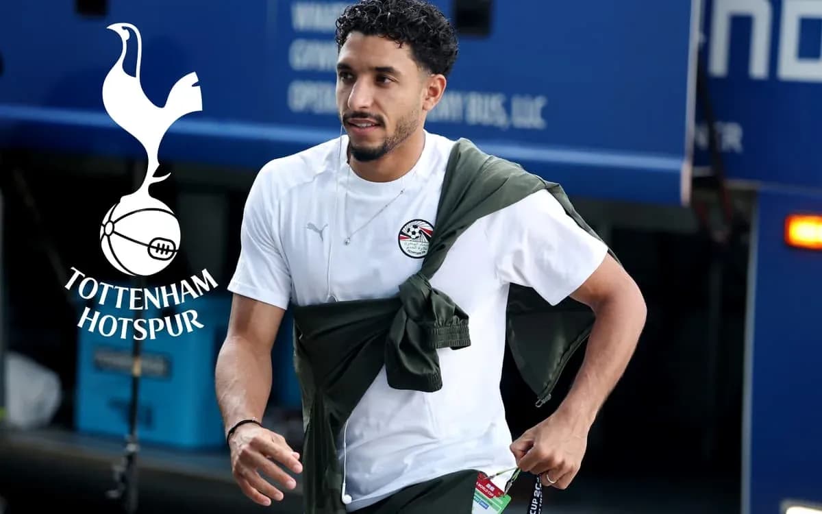 Joueur de Tottenham entrant avec un survêtement Joueur de Tottenham entrant avec un survêtement