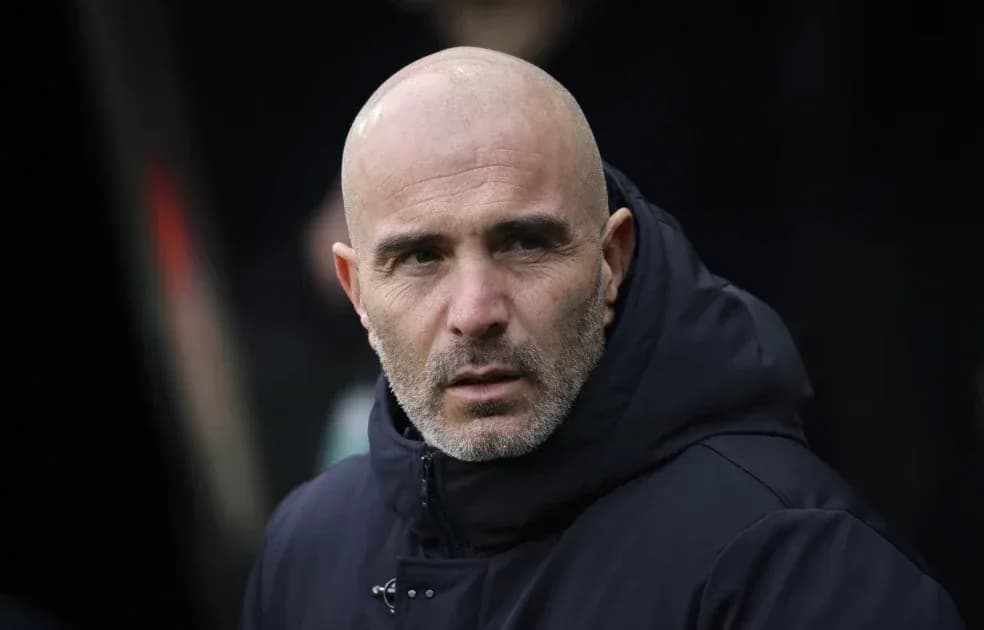 Entraîneur observant le match depuis le banc Entraîneur observant le match depuis le banc