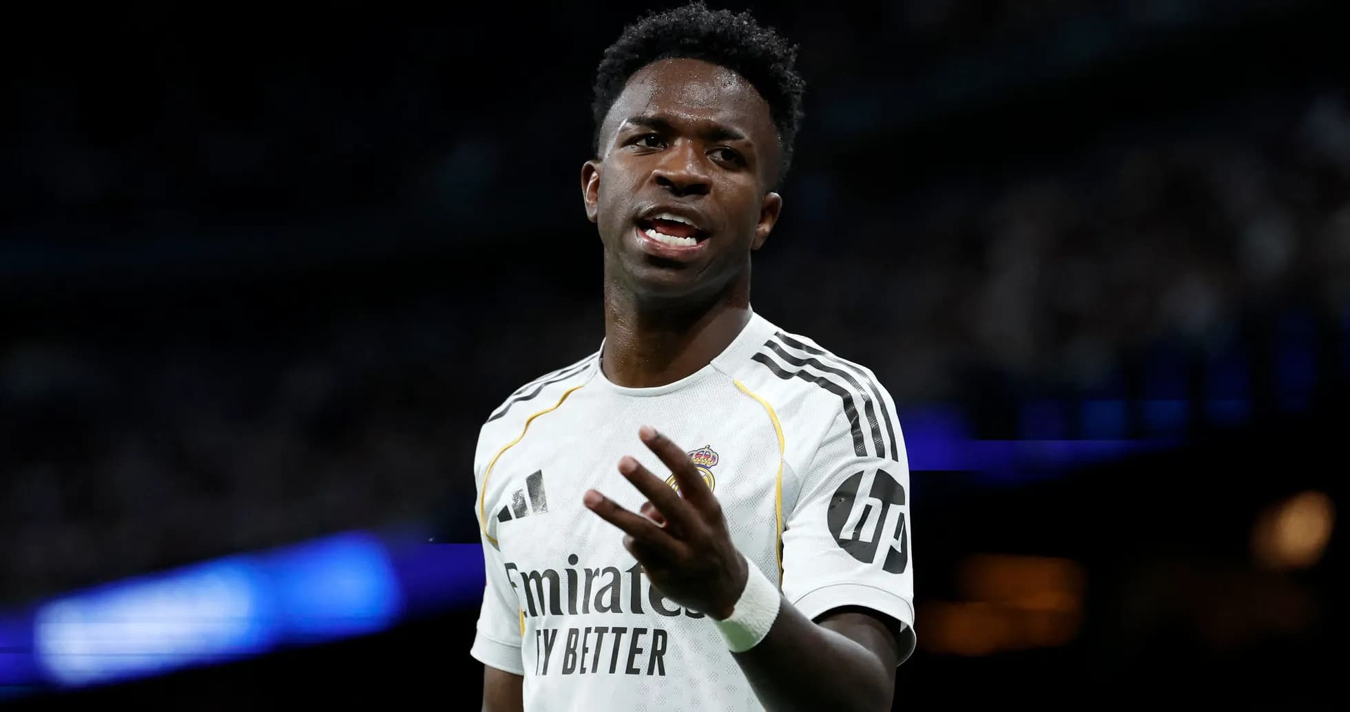 Joueur de football en maillot du Real Madrid discutant Joueur de football en maillot du Real Madrid discutant