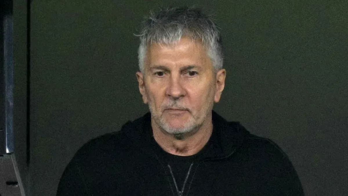 Homme avec cheveux gris en tenue noire Homme avec cheveux gris en tenue noire