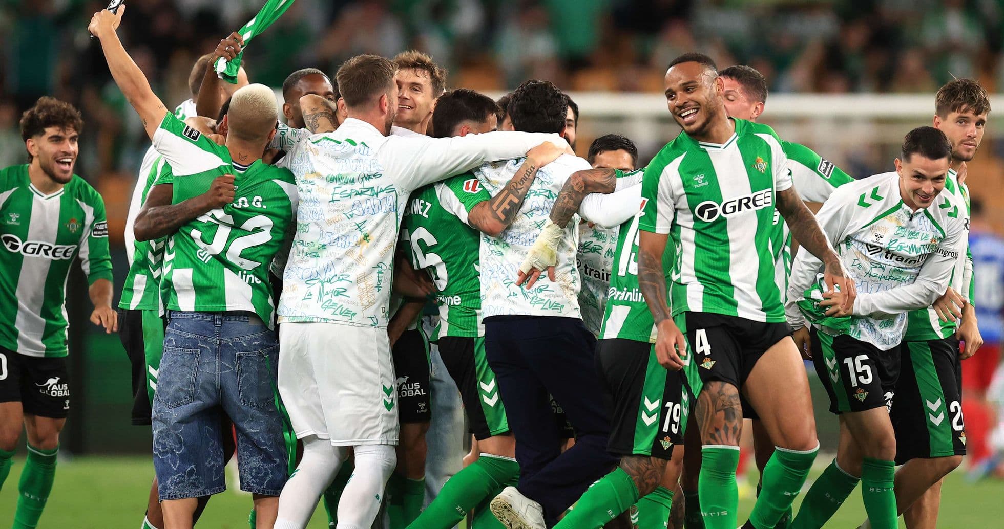 Joueurs de Real Betis célébrant une victoire Joueurs de Real Betis célébrant une victoire