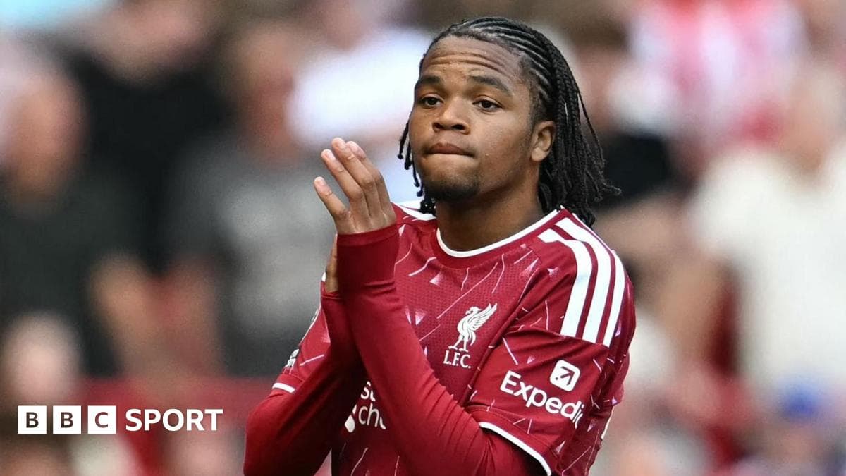 Joueur de Liverpool applaudissant sur le terrain Joueur de Liverpool applaudissant sur le terrain