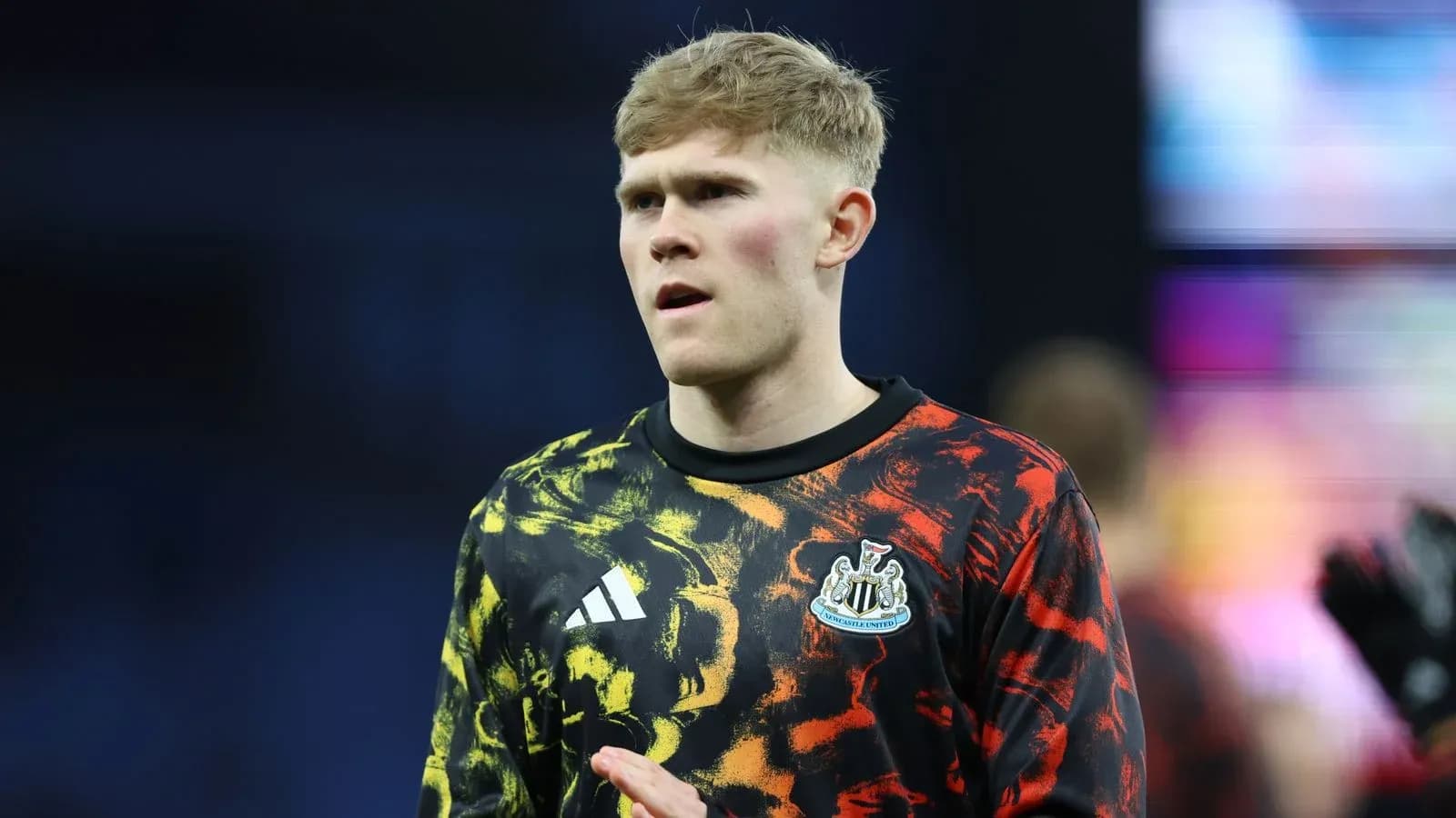 Joueur de Newcastle en tenue d'échauffement sur le terrain Joueur de Newcastle en tenue d'échauffement sur le terrain
