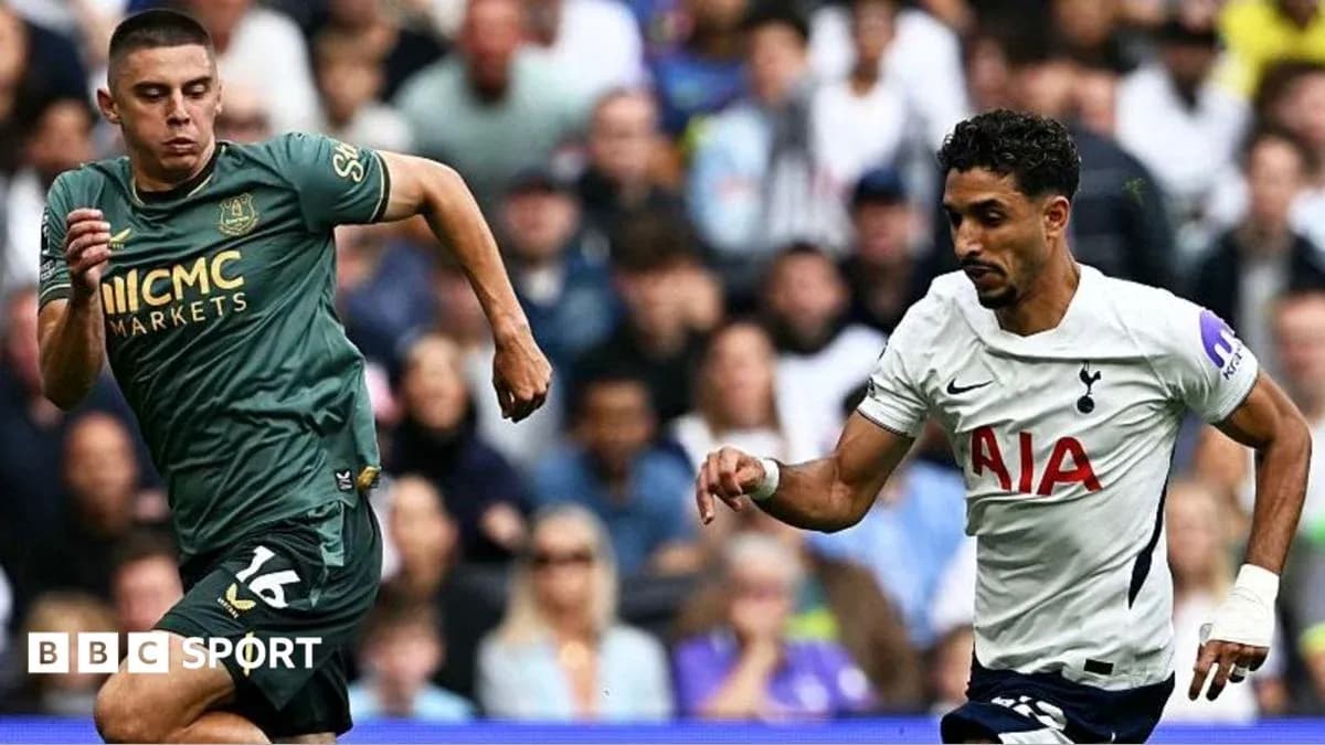 Deux joueurs courant après le ballon lors du match Deux joueurs courant après le ballon lors du match