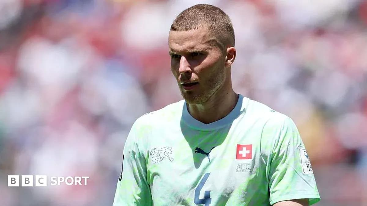Joueur suisse en tenue d'équipe sur le terrain Joueur suisse en tenue d'équipe sur le terrain