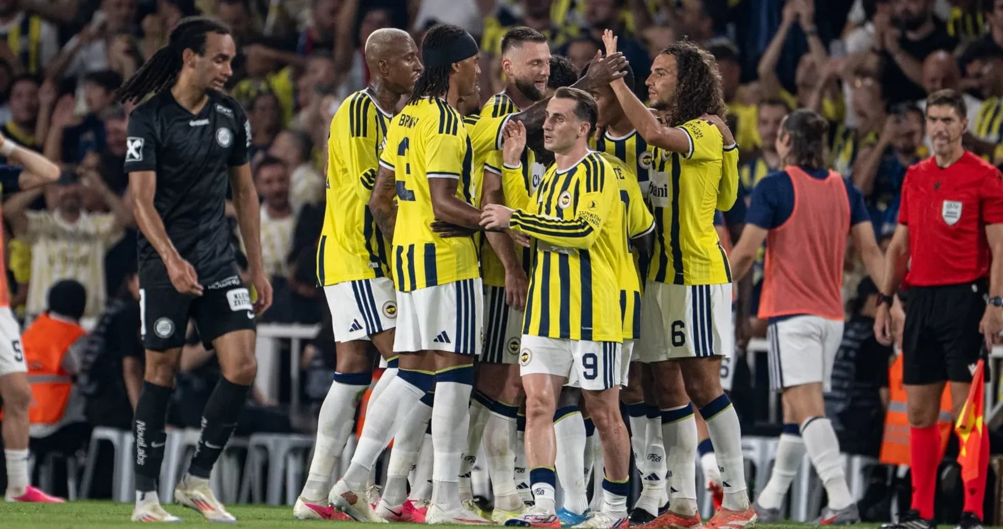 Joueurs de Fenerbahçe célébrant un but Joueurs de Fenerbahçe célébrant un but