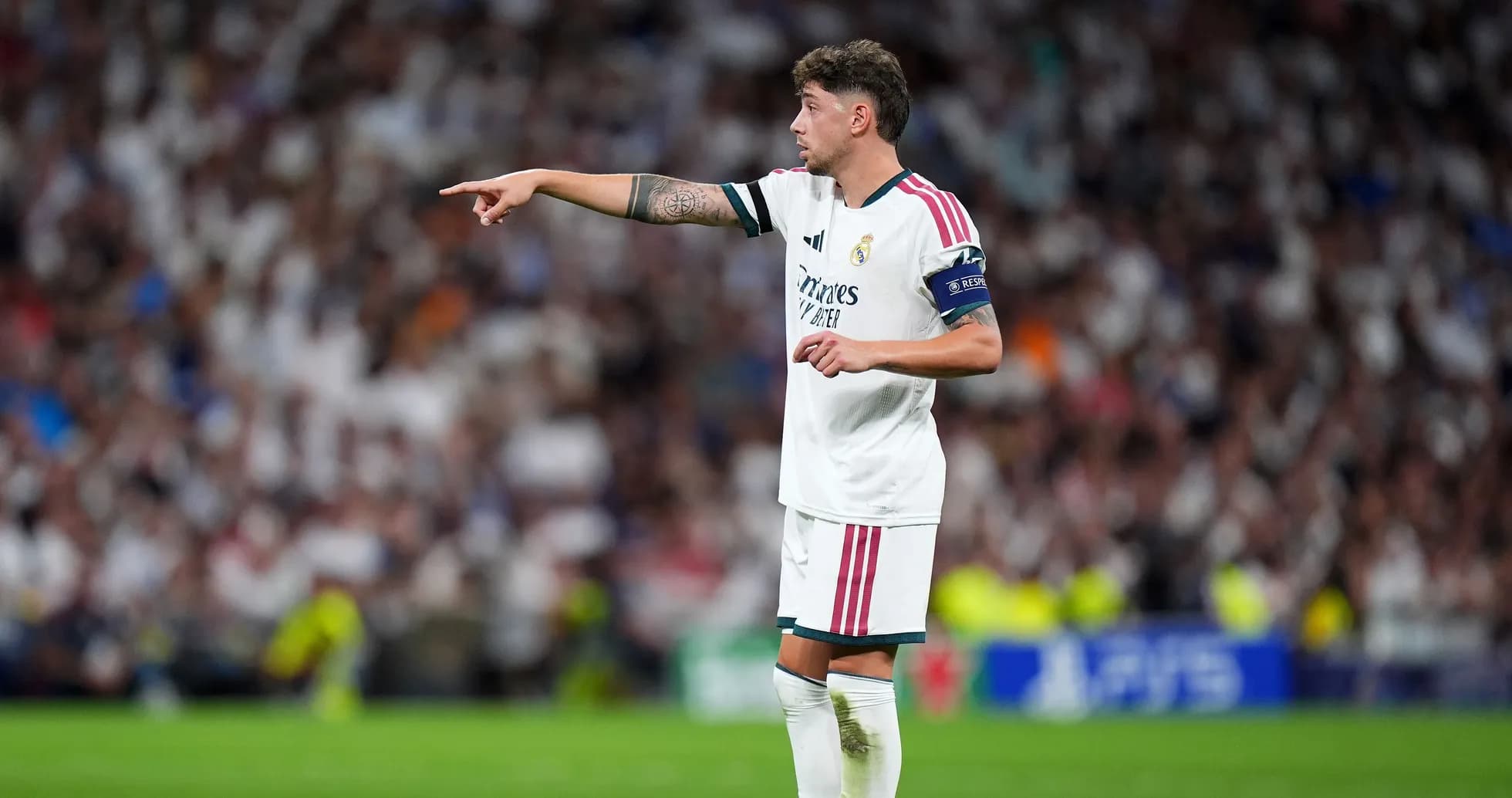 Joueur de Real Madrid donnant des instructions sur le terrain Joueur de Real Madrid donnant des instructions sur le terrain
