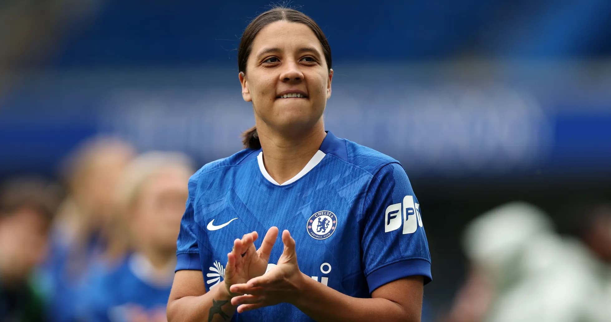 Joueuse de Chelsea applaudissant sur le terrain Joueuse de Chelsea applaudissant sur le terrain