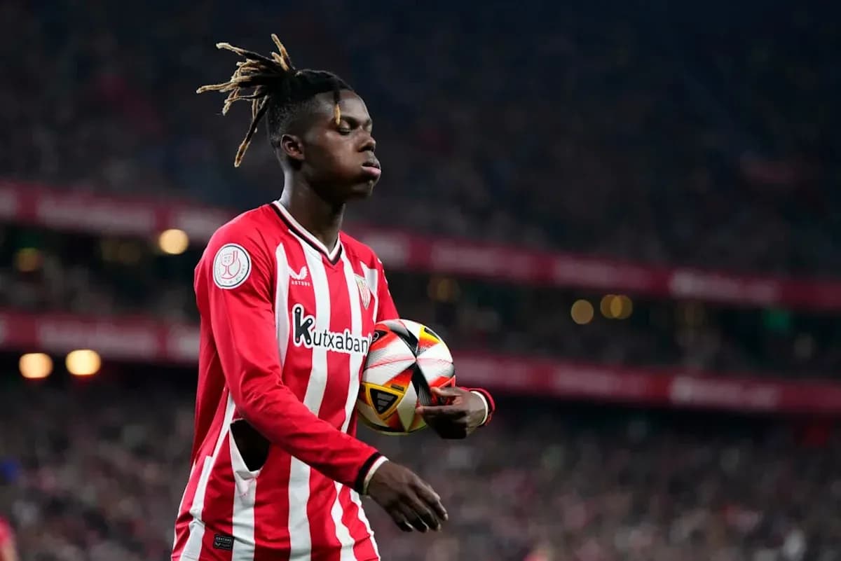 Joueur tenant le ballon sur le terrain de football Joueur tenant le ballon sur le terrain de football