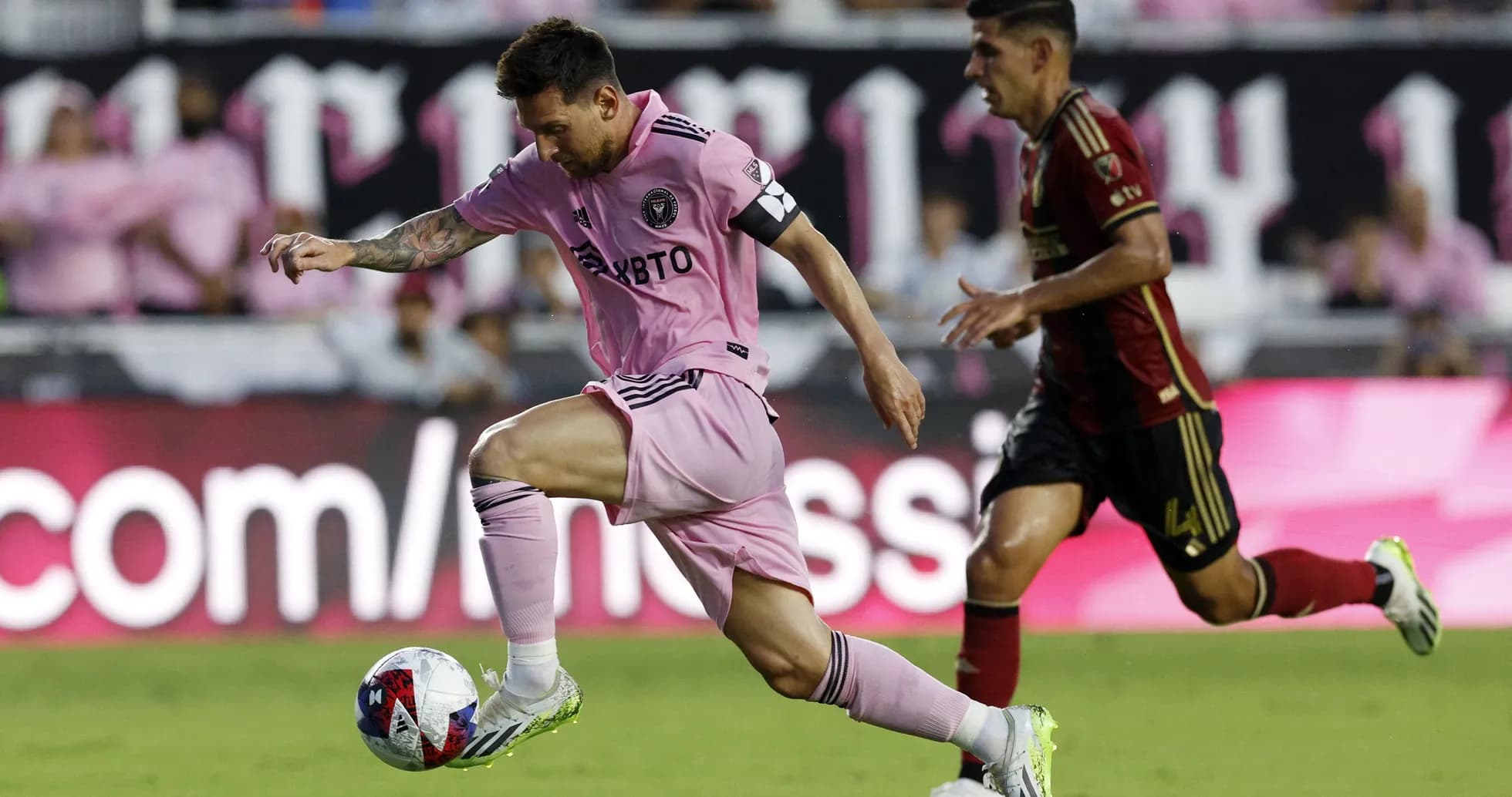 Lionel Messi dribble le ballon contre Atlanta United Lionel Messi dribble le ballon contre Atlanta United
