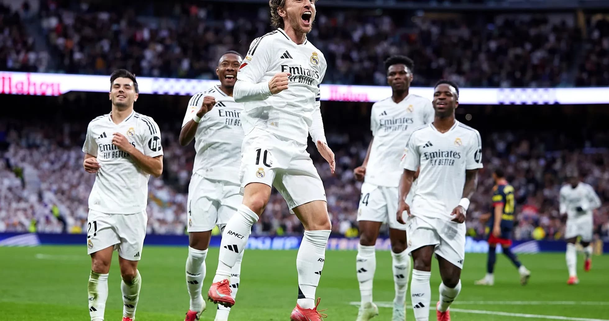 Joueurs du Real Madrid célèbrent un but Joueurs du Real Madrid célèbrent un but