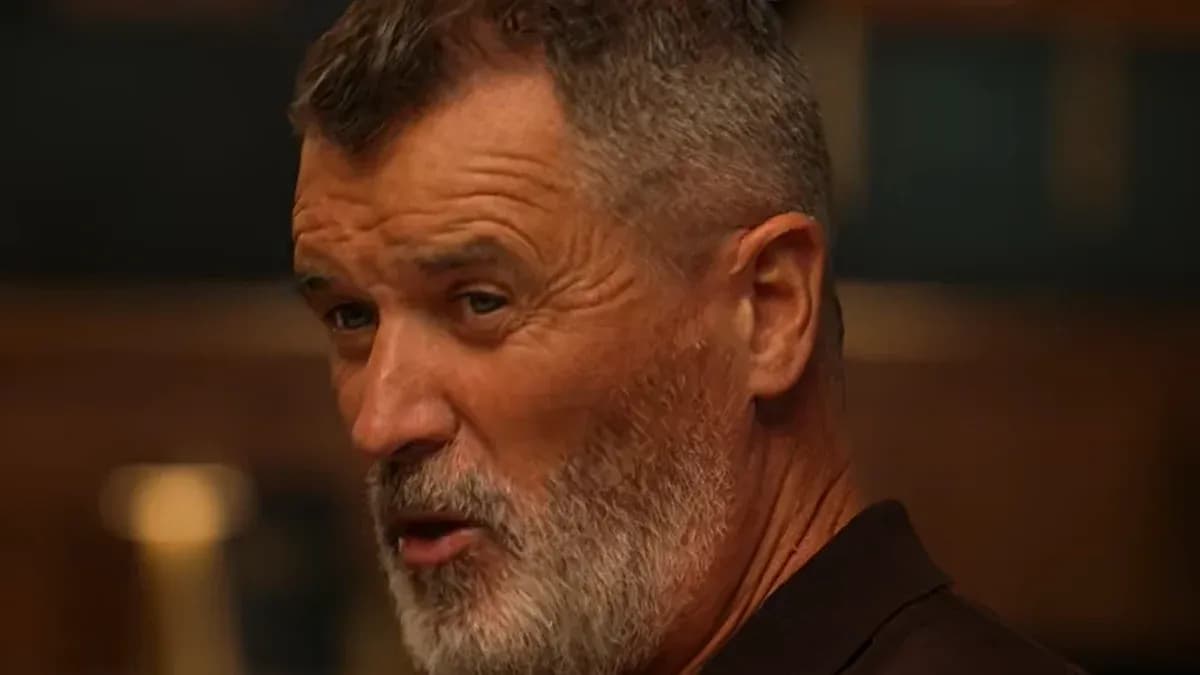 Homme avec barbe grise parlant dans un cadre intérieur Homme avec barbe grise parlant dans un cadre intérieur