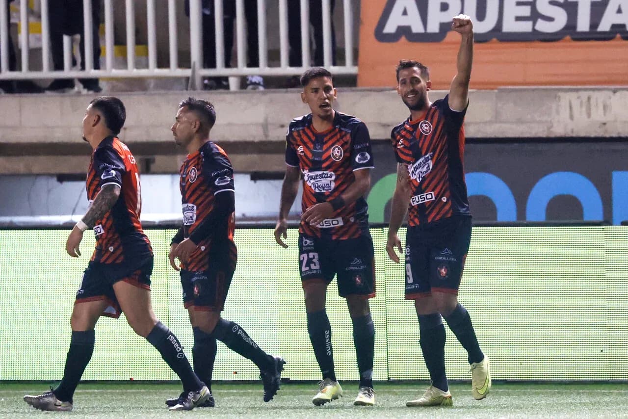 Joueurs célébrant un but lors du match Joueurs célébrant un but lors du match