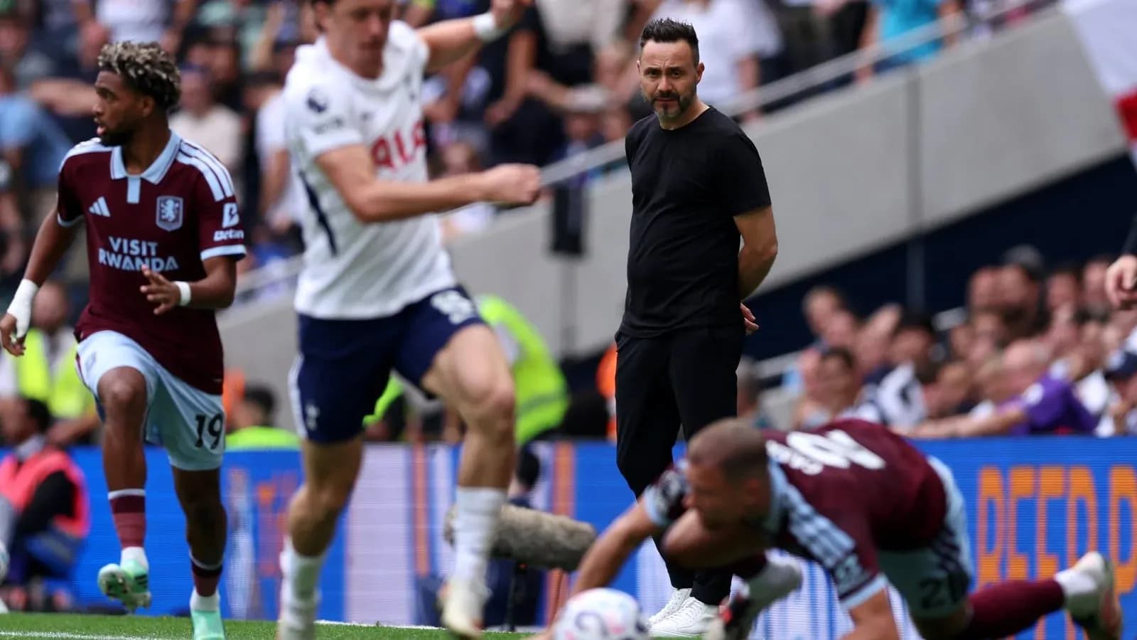 Joueurs d'Aston Villa et Tottenham en action sur le terrain Joueurs d'Aston Villa et Tottenham en action sur le terrain