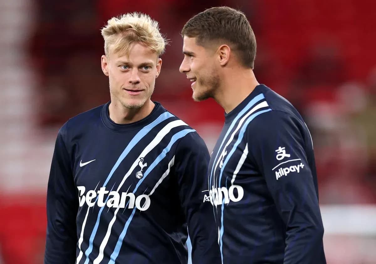 Deux joueurs de Tottenham discutant sur le terrain Deux joueurs de Tottenham discutant sur le terrain