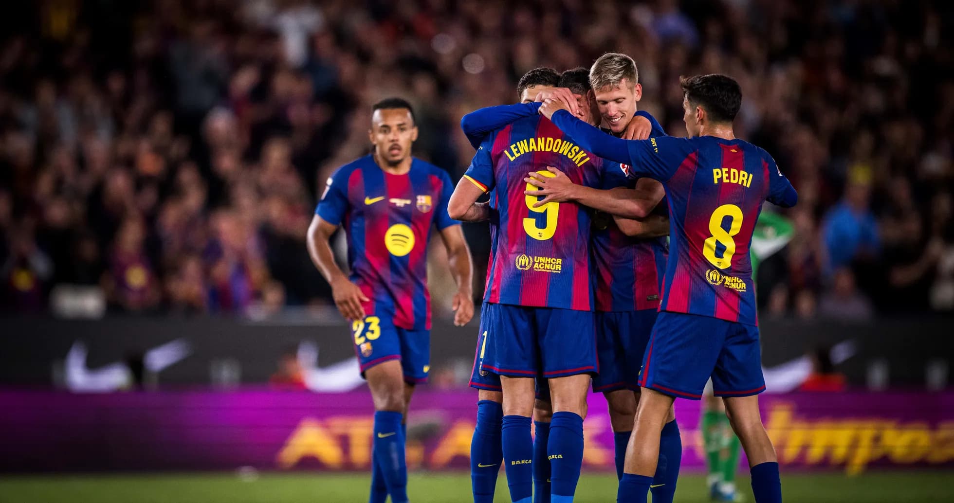 Joueurs de Barcelone célébrant un but Joueurs de Barcelone célébrant un but
