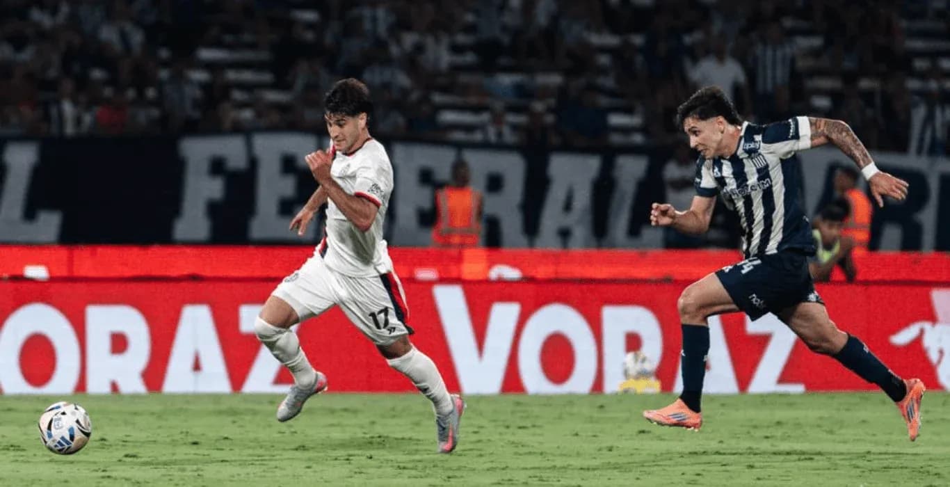 Joueur de San Lorenzo en dribble contre Talleres Joueur de San Lorenzo en dribble contre Talleres