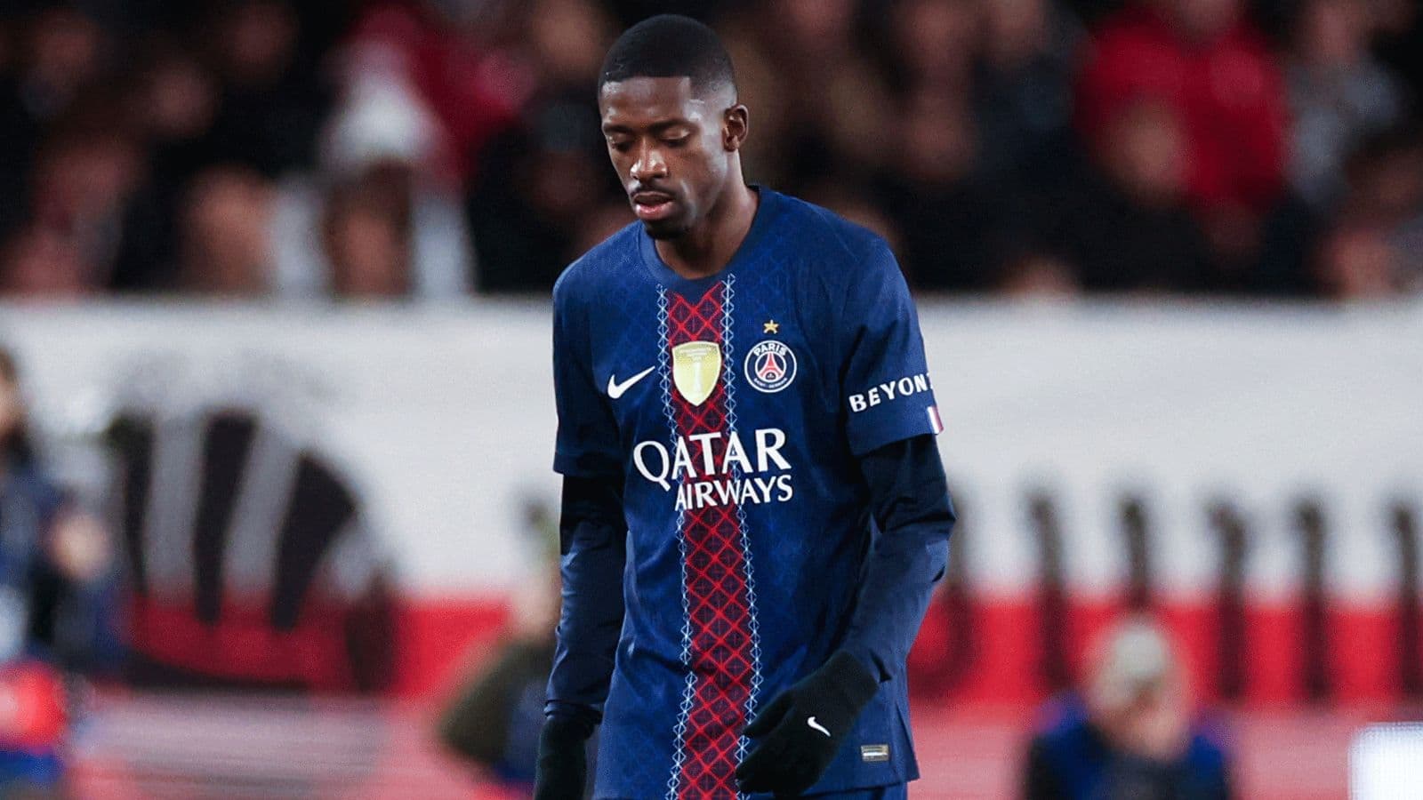 Joueur du PSG marchant sur le terrain Joueur du PSG marchant sur le terrain