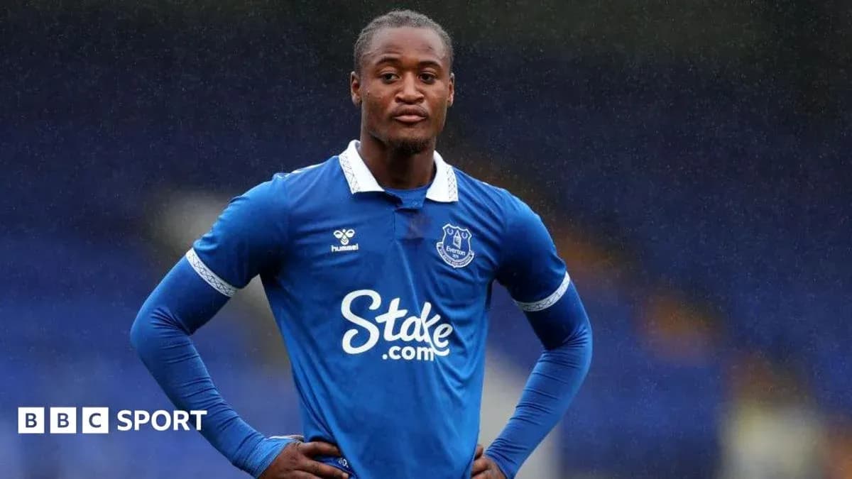 Joueur d'Everton en tenue bleue sur le terrain Joueur d'Everton en tenue bleue sur le terrain