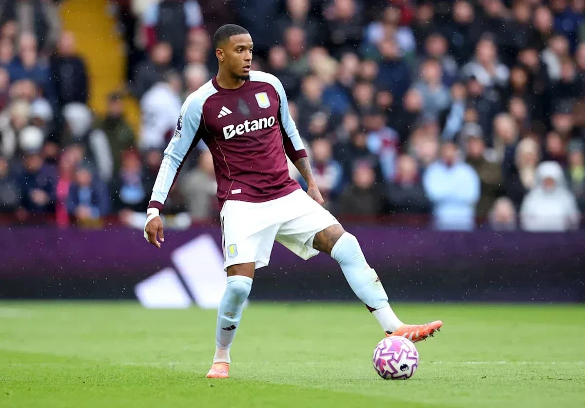 Joueur d'Aston Villa contrôlant le ballon sur le terrain Joueur d'Aston Villa contrôlant le ballon sur le terrain