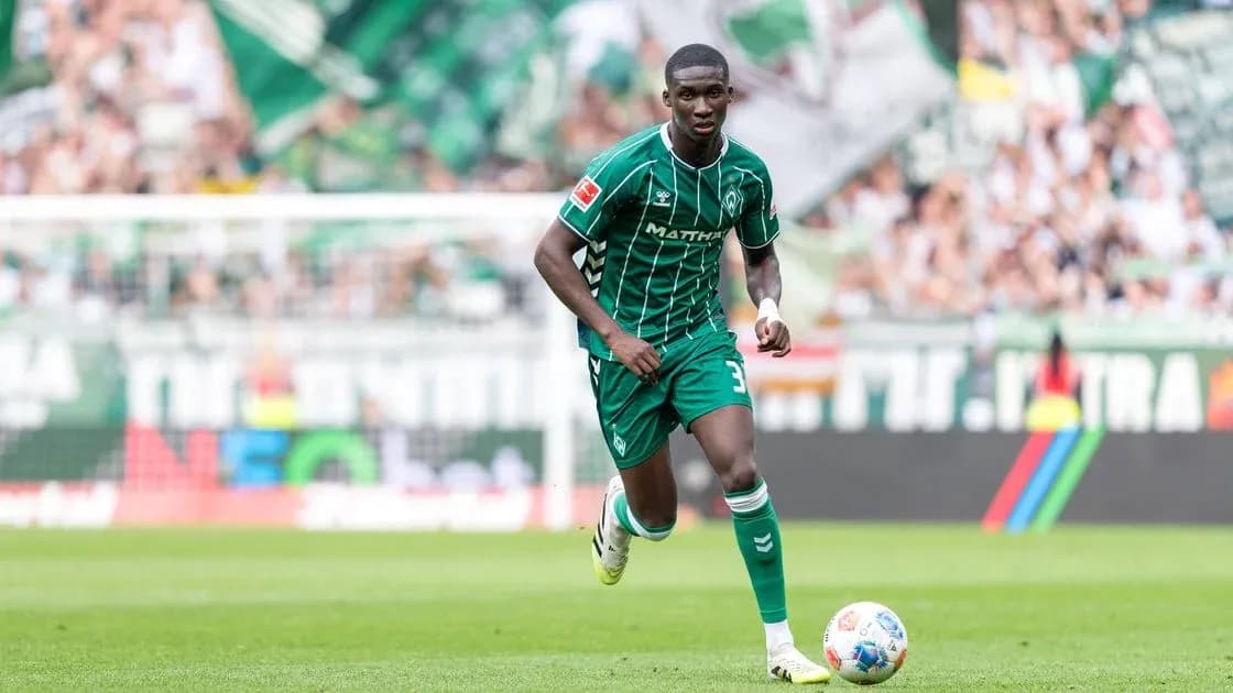 Joueur en uniforme vert courant sur le terrain Joueur en uniforme vert courant sur le terrain