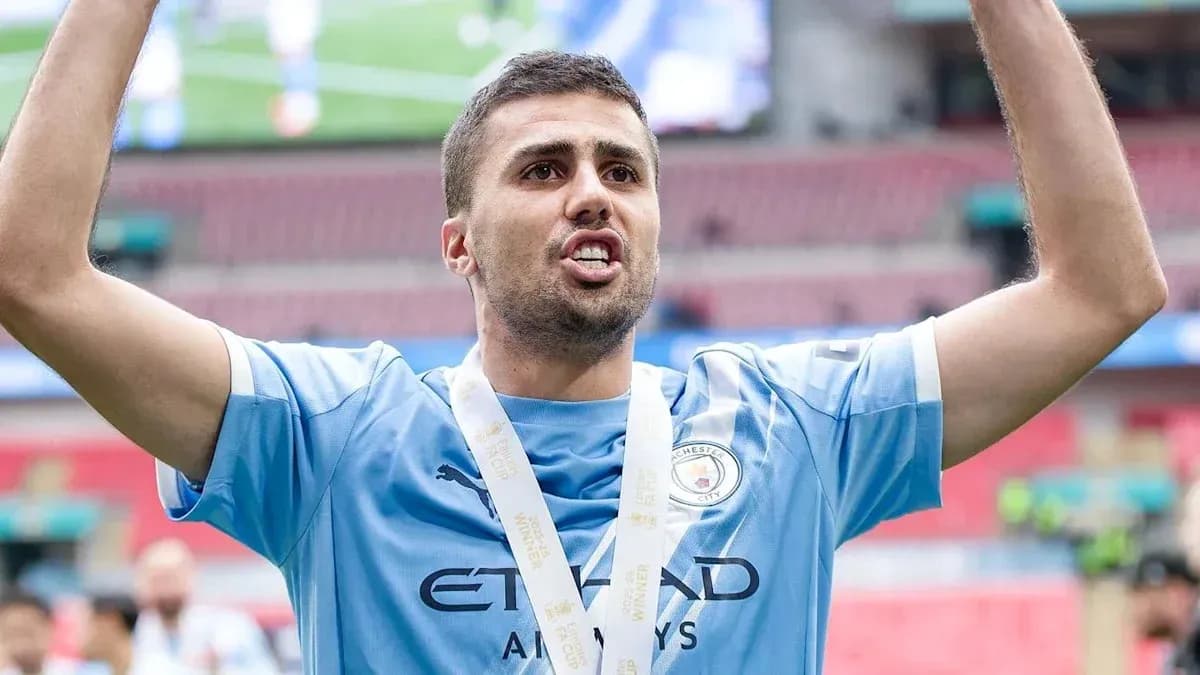 Joueur célébrant avec une médaille au stade Joueur célébrant avec une médaille au stade