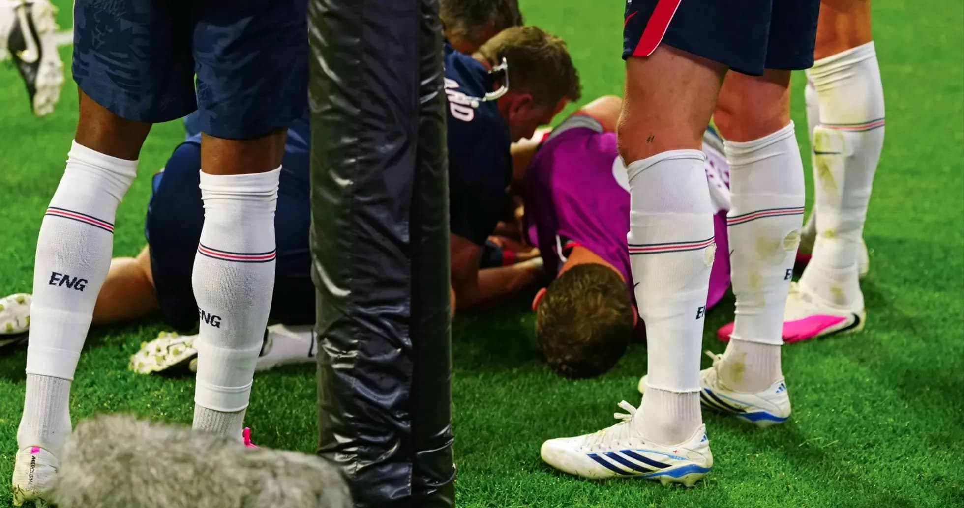 Joueurs entourant un coéquipier blessé sur le terrain Joueurs entourant un coéquipier blessé sur le terrain