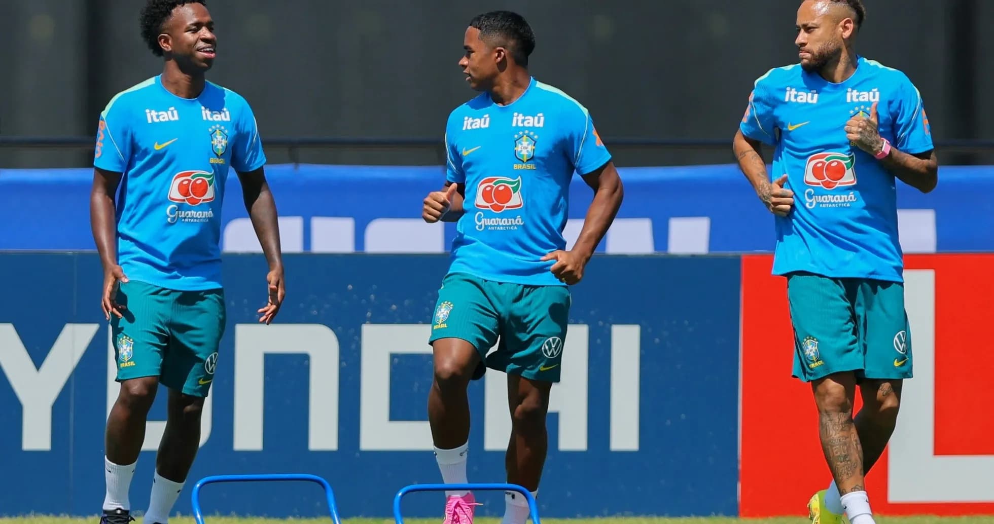 Joueurs brésiliens s'entraînant avant le match Joueurs brésiliens s'entraînant avant le match